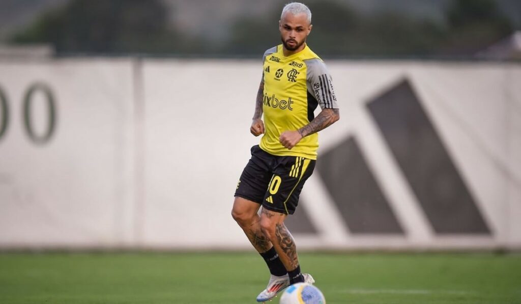 Michael treina com o grupo e deve reforçar o Flamengo contra o Corinthians na Copa do Brasil