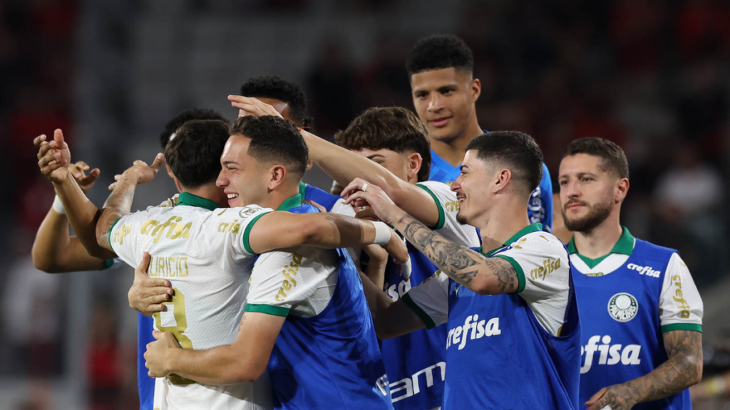 Palmeiras vence o Athletico-PR e abre vantagem contra o Flamengo na tabela do Brasileirão