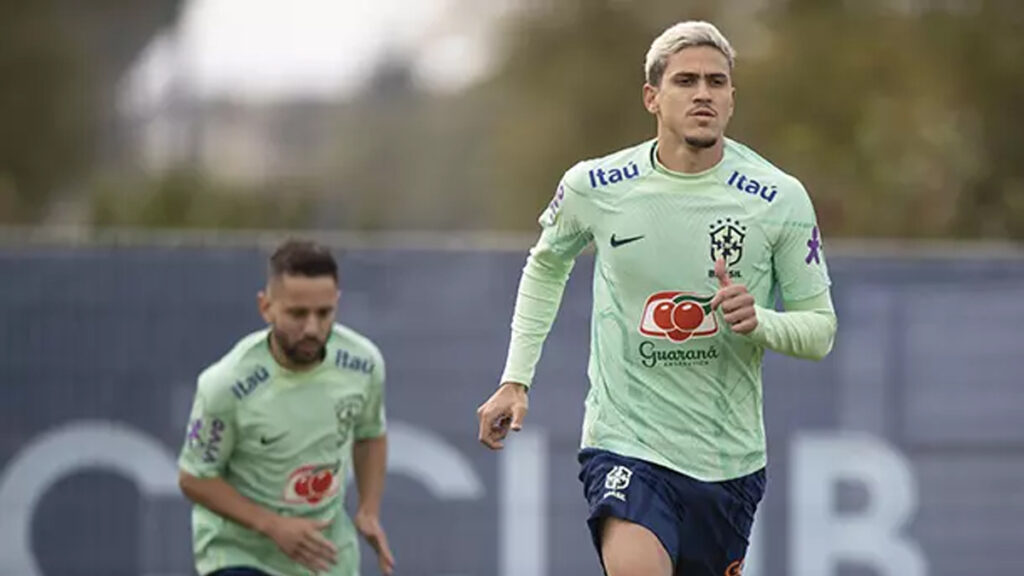 Pedro e Everton Ribeiro durante treino da Seleção Brasileira