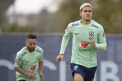 Pedro e Everton Ribeiro durante treino da Seleção Brasileira