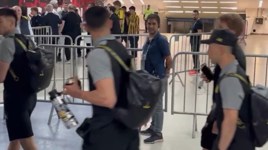 Jogadores do Peñarol fazem festa na saída do Maracanã depois de vencer o Flamengo; veja vídeo