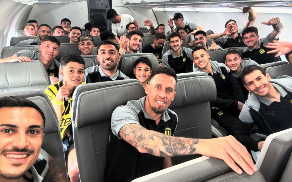 Libertadores: jogadores do Peñarol fazem festa em voo ao Rio para jogo contra o Flamengo; veja vídeo