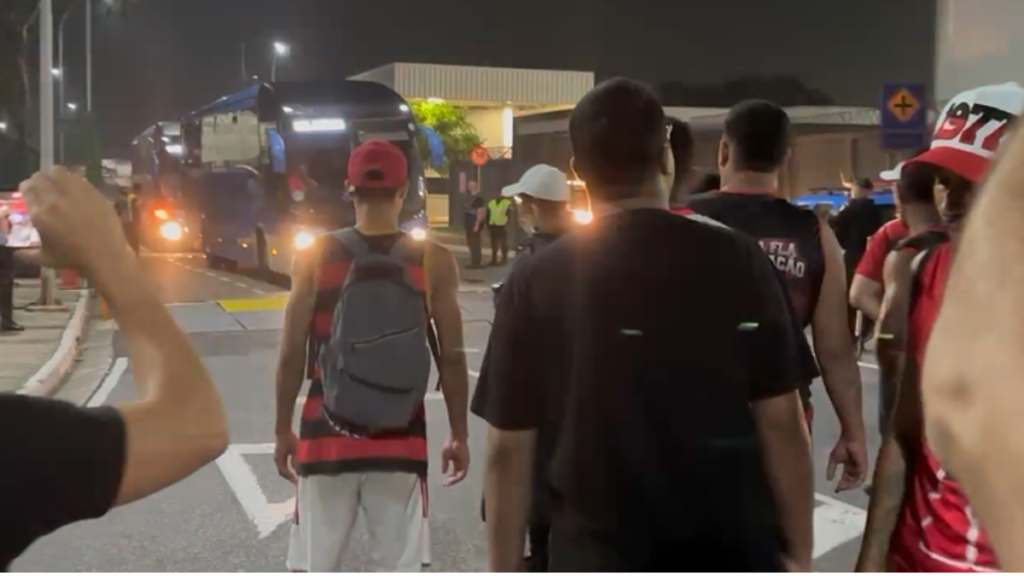 Pipoca, bomba e mais: torcedores protestam em desembarque da delegação do Flamengo no Rio