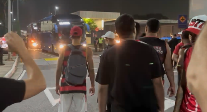 Pipoca, bomba e mais: torcedores protestam em desembarque da delegação do Flamengo no Rio