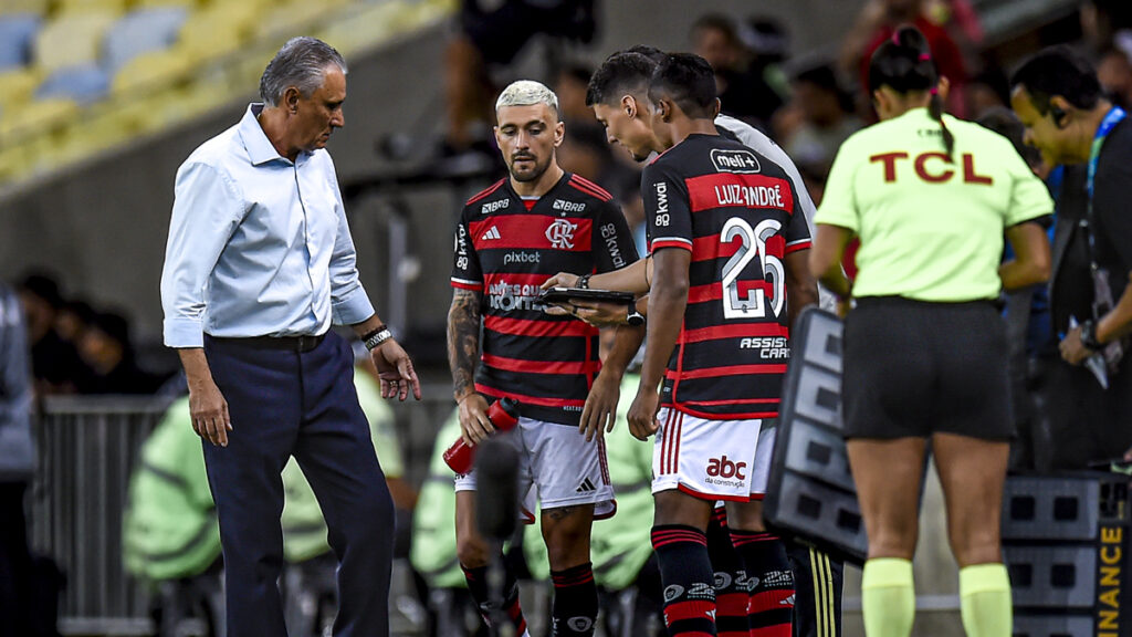 Tite e Arrascaeta durante jogo do Flamengo no Maracanã