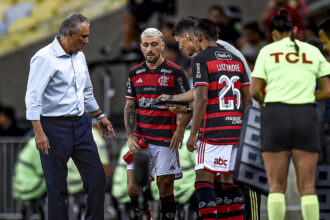 Tite e Arrascaeta durante jogo do Flamengo no Maracanã