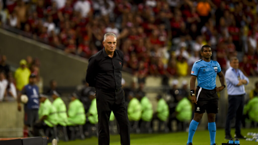 Tite comandando o Flamengo na beira do gramado do Maracanã