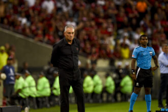 Tite comandando o Flamengo na beira do gramado do Maracanã