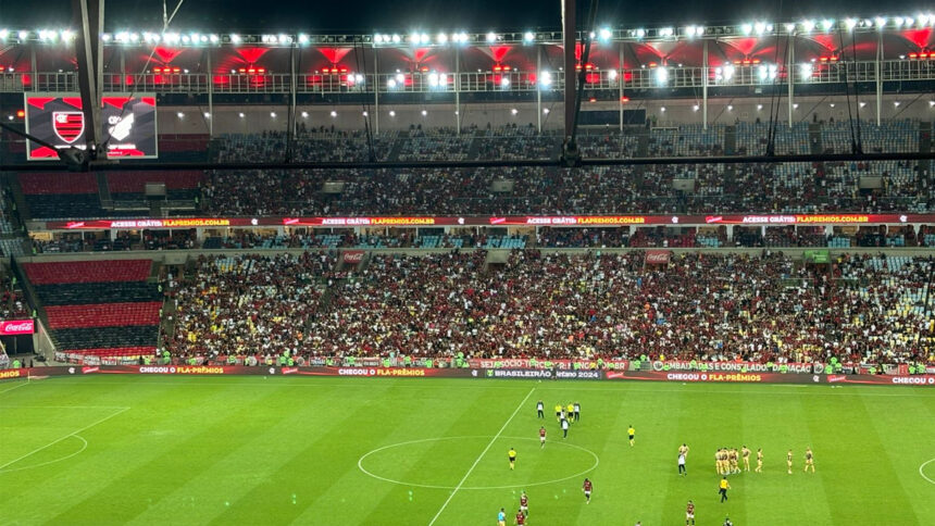 Torcida do Flamengo em jogo contra o Athletico-PR