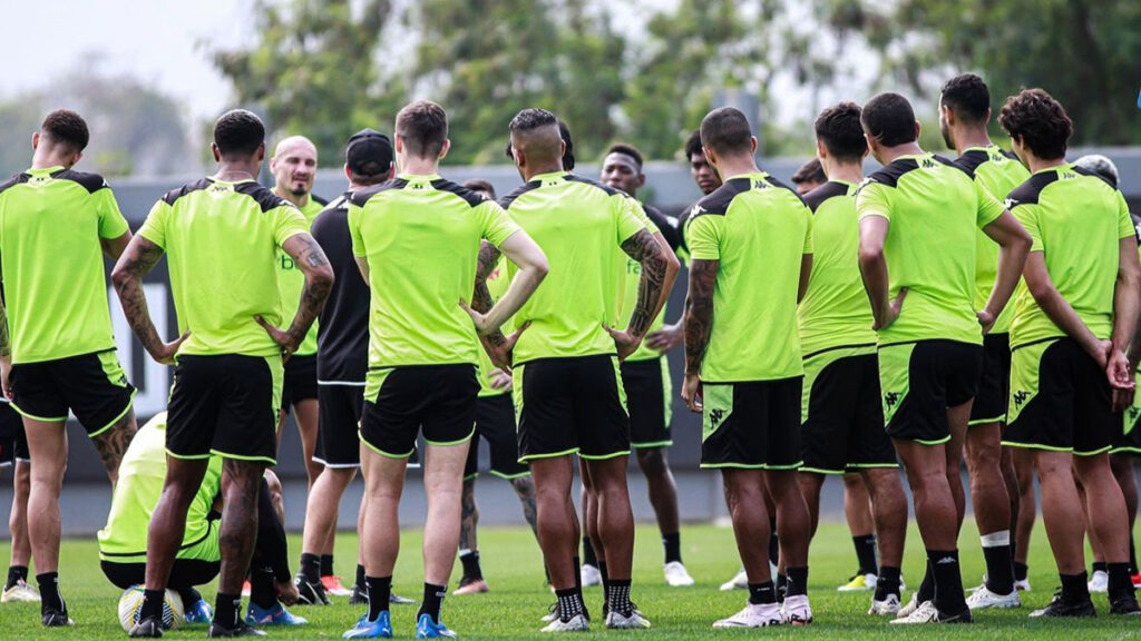 Elenco do Vasco treinando