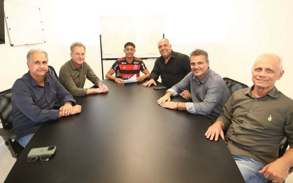 Flamengo anuncia renovação de contrato com zagueiro