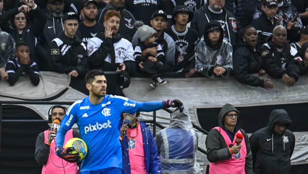 Rossi finge susto e irrita torcedores do Corinthians durante jogo com Flamengo; veja vídeo