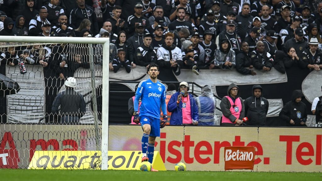 Rossi elege defesa mais bonita em jogo com o Corinthians: “Chute incrível”