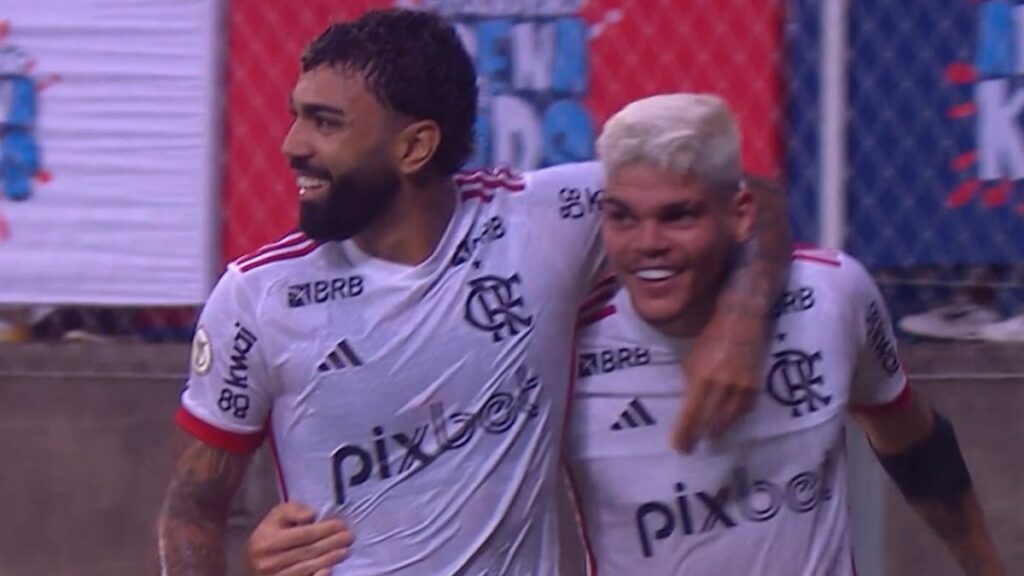 Flamengo vence Bahia, embala com Filipe Luís e segue vivo na briga pelo título do Brasileirão