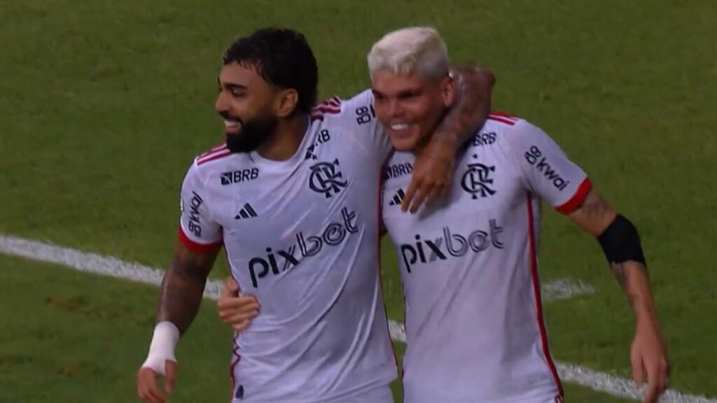 Ayrton Lucas comemora gol pelo Flamengo