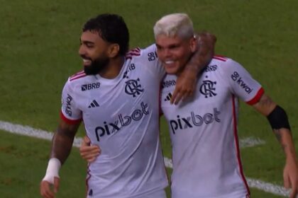 Ayrton Lucas comemora gol pelo Flamengo