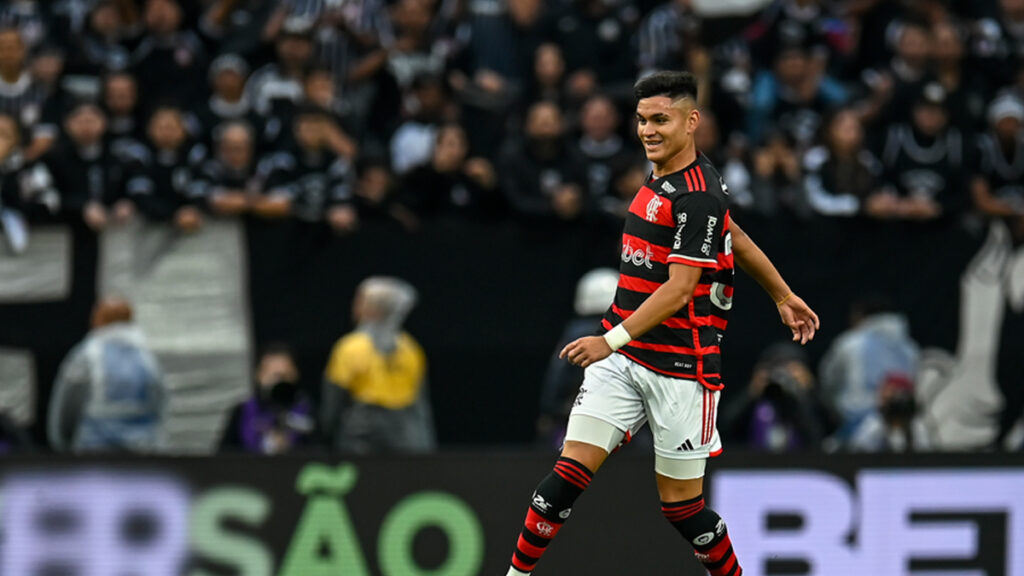 Contratação mais cara da história do Flamengo, Alcaraz vê brecha para ‘agarrar titularidade’ em meio à desfalques