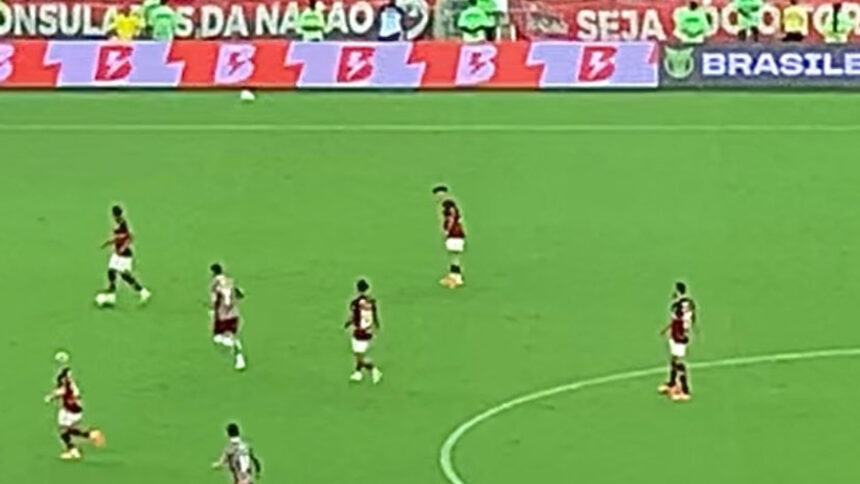 Vídeo flagra Alcaraz ‘se arrastando’ em jogo do Flamengo no Brasileirão; veja