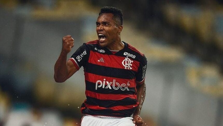 “Pega essa agora, Hugo”: torcedores provocam ex-goleiro do Flamengo com 1º gol de Alex Sandro