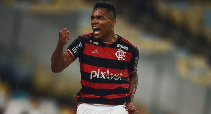 Fora de próximo jogo do Flamengo, Alex Sandro supera marca importante de Filipe Luís