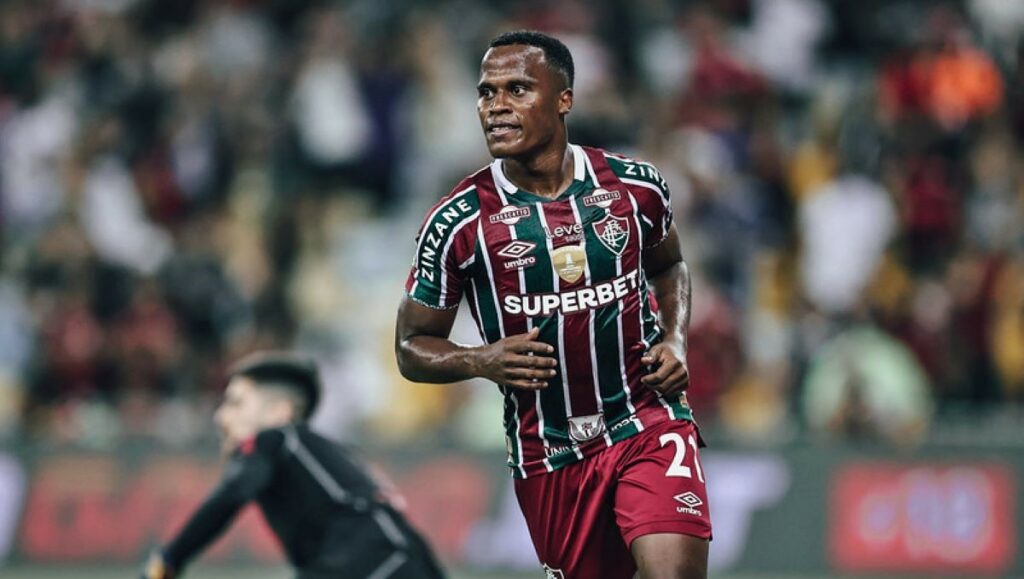 Arias joga na Data FIFA, volta em voo comercial e decide para Fluminense; convocados do Fla retornaram em avião particular