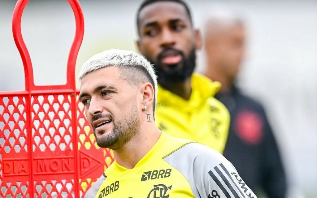 Filipe Luís comanda treino de pênaltis antes de jogo do Flamengo contra o Corinthians