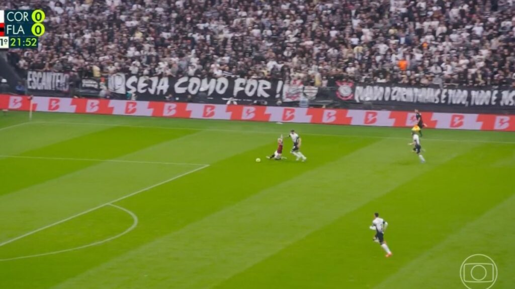 Só expulsa do Flamengo? Zagueiro do Corinthians impede chance de gol com falta, mas não leva vermelho