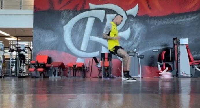 Cebolinha manda recado à torcida do Flamengo após treino com bola no CT
