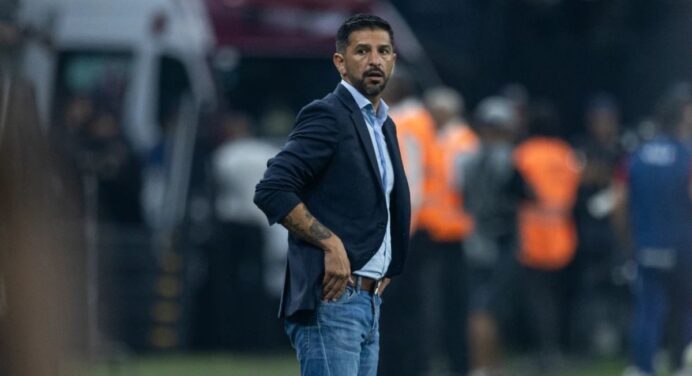 Auxiliar do Corinthians volta a reclamar sobre mudança de data e promete clima hostil em jogo contra o Flamengo
