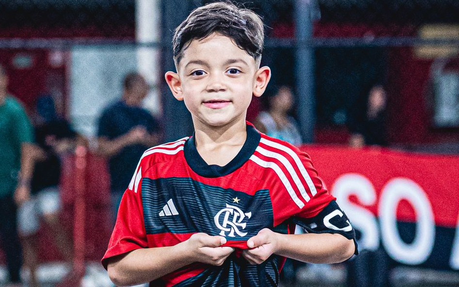 Fenômeno nas redes sociais e destaque com apenas 6 anos: conheça Enrico, joia da base do Flamengo