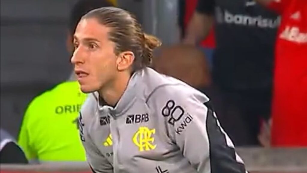 Filipe Luís é flagrado tendo reação eufórica no gol do Flamengo; veja vídeo