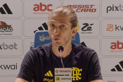 Filipe Luís concede entrevista coletiva