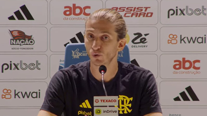 Filipe Luís concede entrevista coletiva