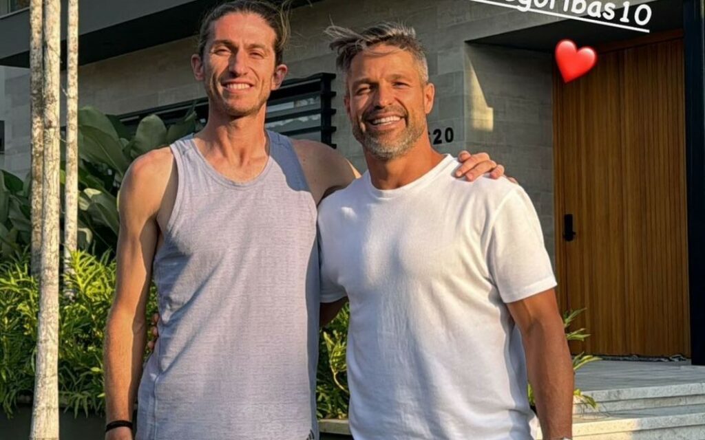 Filipe Luís reencontra ídolo do Flamengo em dia de folga; veja foto