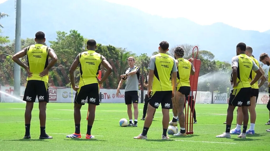 Filipe Luís define time titular do Flamengo para jogo contra o Juventude em treino desta sexta