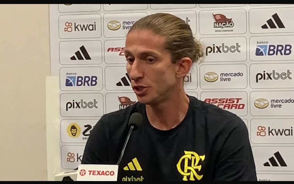 Filipe Luís sobe o tom e critica arbitragem do futebol brasileiro: “Respeitem o Flamengo”