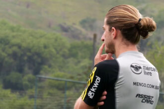 Filipe Luís em treino do Flamengo para montar escalação