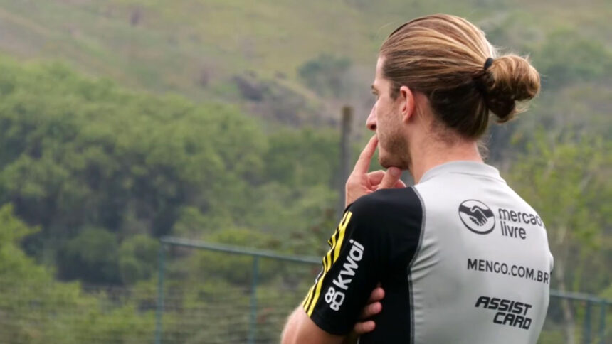 Filipe Luís em treino do Flamengo para montar escalação