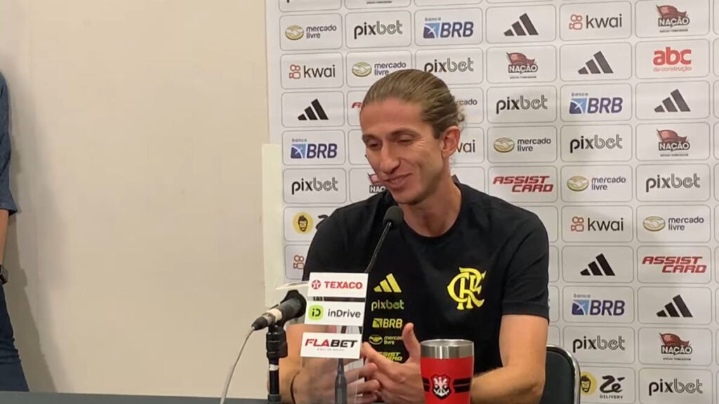 “Homens fantásticos”: Filipe Luís elogia empenho do Flamengo com um jogador a menos contra o Corinthians