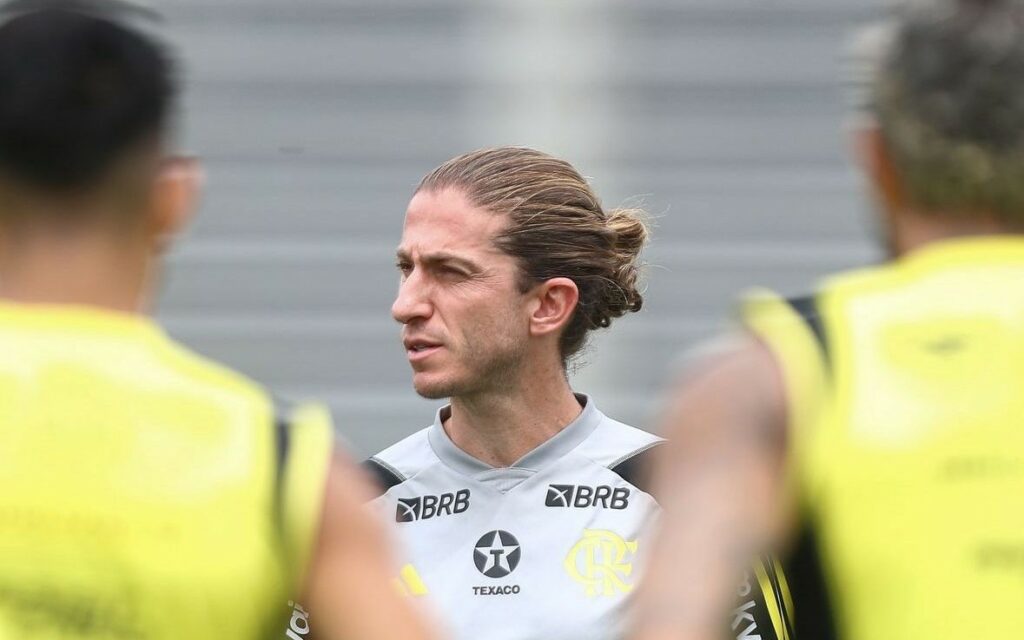 Filipe Luís finaliza preparação para jogo do Flamengo contra o Juventude no Brasileirão