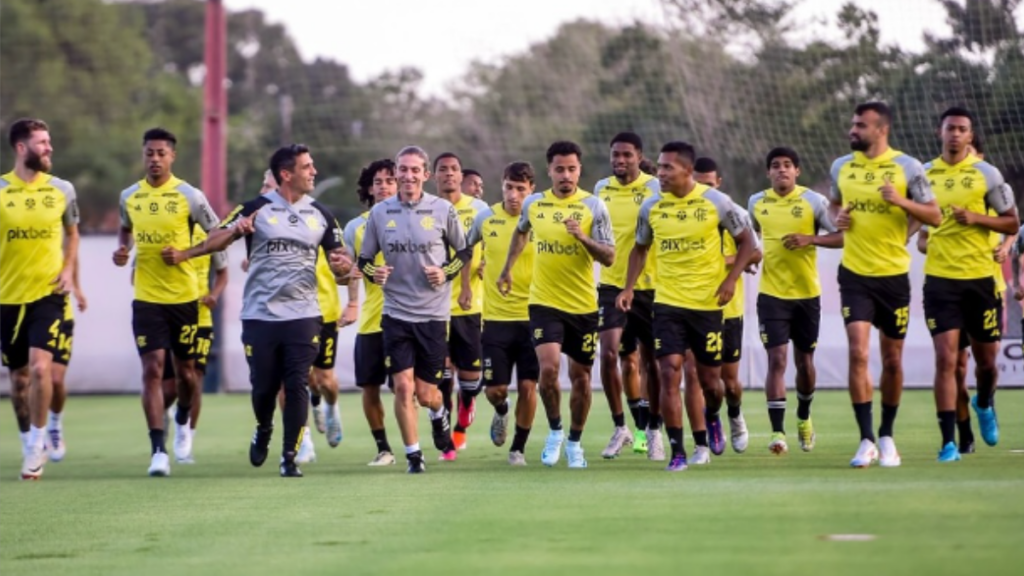 Filipe Luís define time titular do Flamengo para jogo contra o Corinthians em treino desta terça