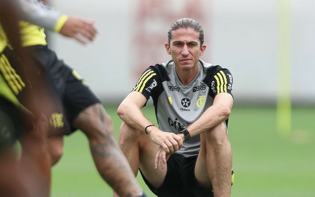 Filipe Luís prepara 5 mudanças no time titular do Flamengo contra o Internacional 