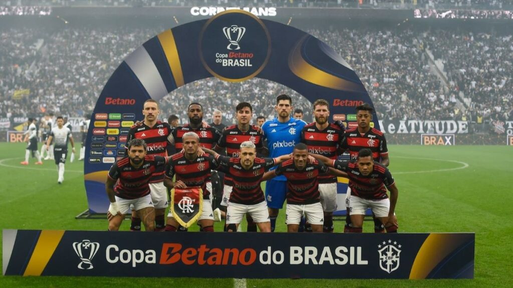 Clube europeu envia olheiros para acompanhar atleta do Flamengo em jogo contra o Corinthians