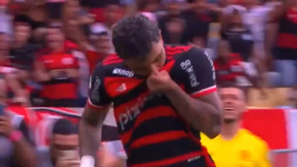 Repórter flagra comemoração efusiva de Gabigol após gol em jogo do Flamengo; veja vídeo