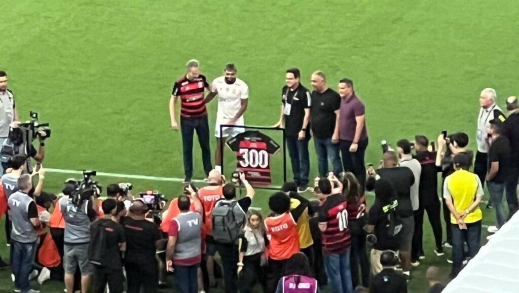 Gabigol recebe homenagem antes de jogo do Flamengo contra o Fluminense