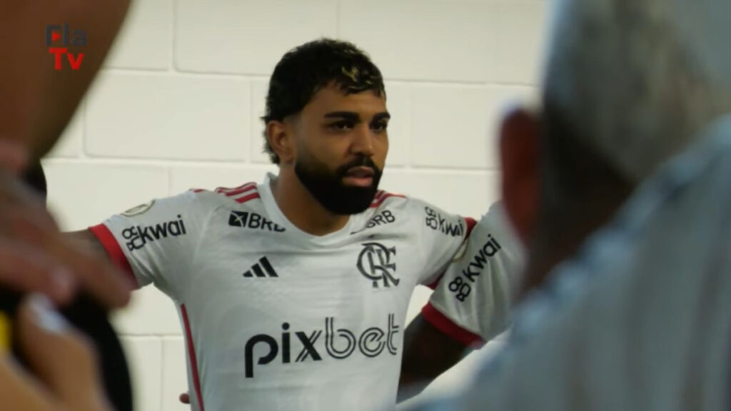 Bastidores: Gabigol motiva companheiros antes de jogo contra o Bahia e comemora marca especial pelo Flamengo