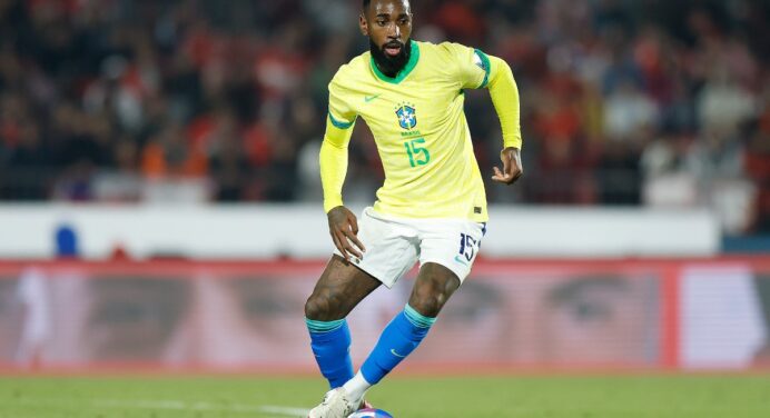 Jornalista rasga elogios a jogador do Flamengo e cobra titularidade na Seleção Brasileira