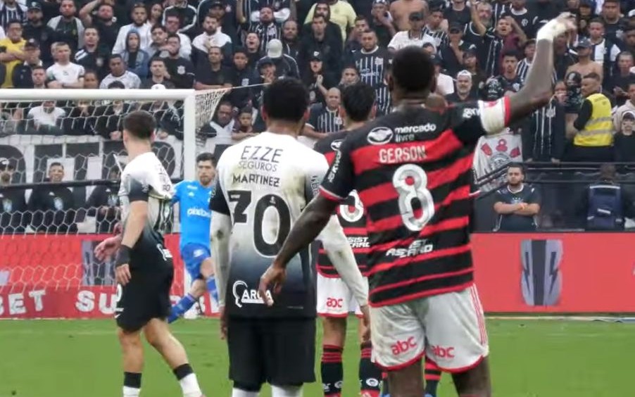 “Ele começou a gritar…”: jogador do Flamengo conta reação de Gerson após expulsão de Bruno Henrique contra Corinthians