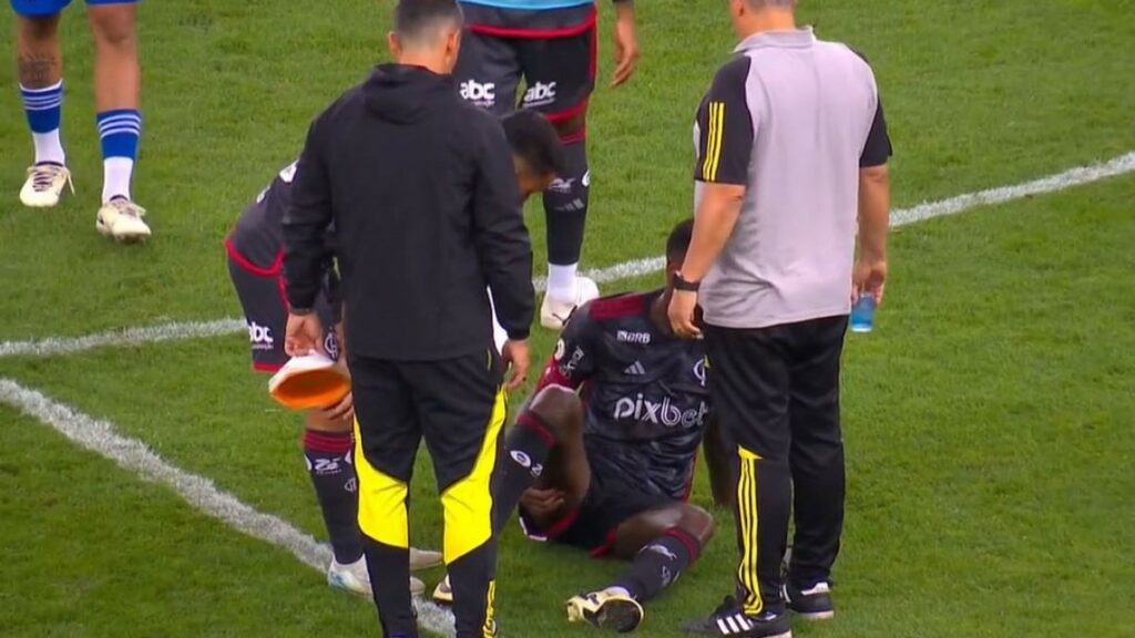 Gerson desaba no gramado, coloca a mão na coxa e preocupa torcedores do Flamengo para final da Copa do Brasil