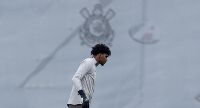 Corinthians consegue nova garantia e fica perto de comprar Hugo Souza, do Flamengo